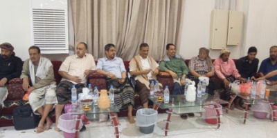 يتقدمهم محافظ عدن ووزير الصحة ...جموع كبيرة توافدت لتقديم واجب العزاء لوزير الشباب والرياضة بوفاة عمه