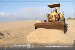 لحج .. الفرق الفنية تواصل اعمال إزاحة الرمال من خط عدن - المخا