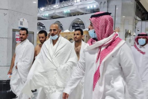 الرئيس الزُبيدي يؤدي مناسك العمرة لروح اللواء صالح السيد