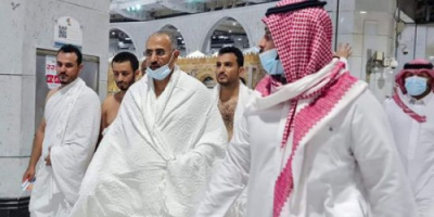 الرئيس الزُبيدي يؤدي مناسك العمرة لروح اللواء صالح السيد