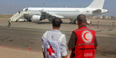 طائرة للصليب الأحمر تنقل 49 أسيرا حوثيا من مأرب لصنعاء
