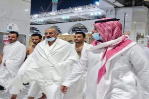 الرئيس الزُبيدي يؤدي مناسك العمرة لروح اللواء صالح السيد