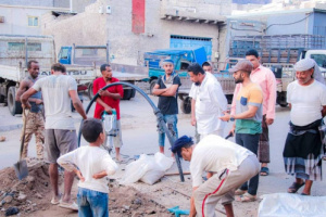 مدير عام صيرة يشرف على أعمال تغيير أنابيب شبكة مياه بحي الجماله