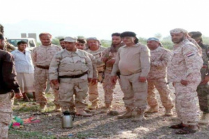 قائد اللواء الثاني صاعقة يعايد المرابطين في جبهة حجر والفاخر
