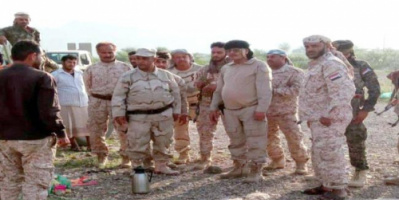 قائد اللواء الثاني صاعقة يعايد المرابطين في جبهة حجر والفاخر