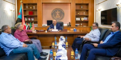الرئيس الزُبيدي يشدد على أهمية النهوض بمديرية التواهي كواجهة سياحية للعاصمة عدن