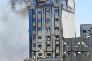 نشوب حريق هائل في أحد فنادق العاصمة عدن(صورة)