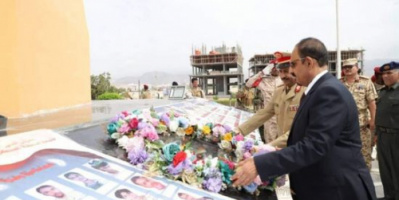 محافظ حضرموت يضع إكليلا من الزهور على النصب التذكاري بالمكلا