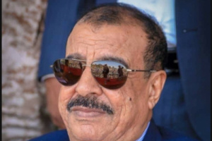 اللواء بن بريك يُعزّي العميد مختار النوبي قائد محور أبين في وفاة والده