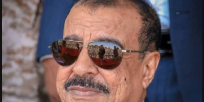 اللواء بن بريك يُعزّي العميد مختار النوبي قائد محور أبين في وفاة والده