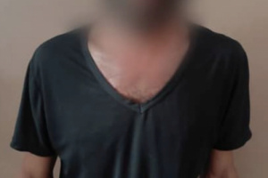 شرطة الشعب تلقي القبض على متهم بقضايا سرقة بينها محلات ذهب ومبالغ مالية كبيرة
