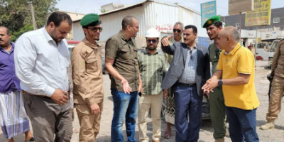 مدير عام المنصورة يدشن مشروع إعادة تأهيل شارع الدرين