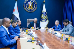 الرئيس الزُبيدي يطّلع على سير العمل في مصافي عدن