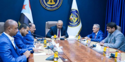 الرئيس الزُبيدي يطّلع على سير العمل في مصافي عدن