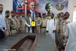 قائد اللواء الأول دعم وإسناد يكرم عضو هيئة رئاسة الانتقالي باكريت بدرع اللواء