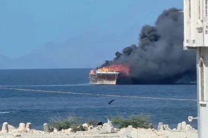 السيطرة على حريق اندلع بقارب في بحر المكلا