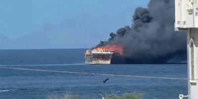 السيطرة على حريق اندلع بقارب في بحر المكلا