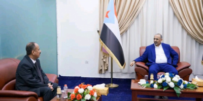 الرئيس الزُبيدي يطّلع على سير عمل شركة طيران اليمنية وخططها المستقبلية