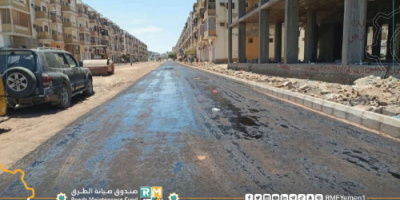 رش مادة ال MC بالشارع الخلفي لمدينة انماء في العاصمة عدن