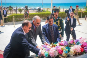 الرئيس الزُبيدي يضع إكليلًا من الورد على ضريح الجندي المجهول بالمكلا