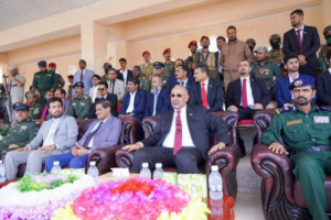 الرئيس الزبيدي ونائبه البحسني يشهدان عرضا عسكريا لكلية الشرطة بالمكلا