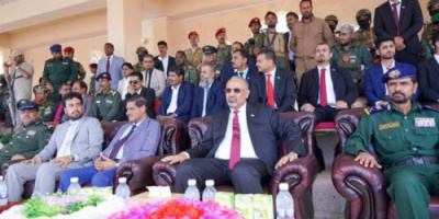 الرئيس الزبيدي ونائبه البحسني يشهدان عرضا عسكريا لكلية الشرطة بالمكلا