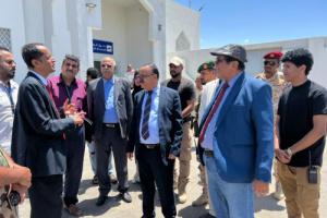 وزير النقل يتفقد مطار الريان الدولي ويعقد اجتماعاً بقيادة المطار 