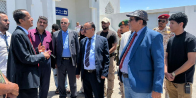 وزير النقل يتفقد مطار الريان الدولي ويعقد اجتماعاً بقيادة المطار 