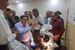 مدير أمن عدن يدعم مركز البحث الجنائي باجهزة نوعية في مجال الادلة الجنائية