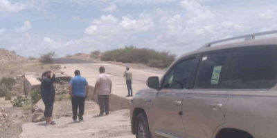 نزول فريق فني من صندوق صيانة الطرق لتأهيل طريق الشط بمضاربة لحج