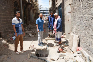 مدير عام صيرة يطلع على أعمال تأهيل شبكة الصرف الصحي بشارع لقمان بالمديرية
