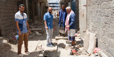 مدير عام صيرة يطلع على أعمال تأهيل شبكة الصرف الصحي بشارع لقمان بالمديرية