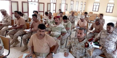 تدشين اختبارات طلاب الدورة التأهيلية الخامسة ''ضباط" بالمدرسة القتالية بالمكلا