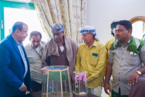 تكريم اللواء بن بريك بهدية رمزية من الفنان التشكيلي محمد بن إسماعيل تقديراً لأدواره الوطنية