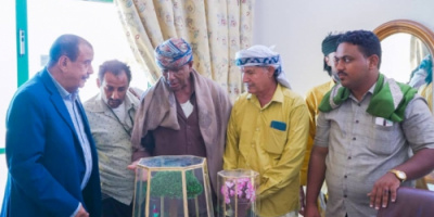 تكريم اللواء بن بريك بهدية رمزية من الفنان التشكيلي محمد بن إسماعيل تقديراً لأدواره الوطنية