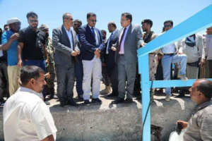 الوزير السقطري يسلّم عبري بحري متكامل لأبناء جزيرة سمحة