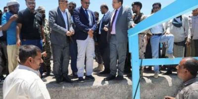 الوزير السقطري يسلّم عبري بحري متكامل لأبناء جزيرة سمحة