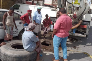 عمال الصرف الصحي بالشيخ عثمان يخرجون كميات كبيرة من المخلفات في مناهل وشبكات الصرف الصحي