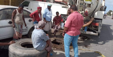 عمال الصرف الصحي بالشيخ عثمان يخرجون كميات كبيرة من المخلفات في مناهل وشبكات الصرف الصحي