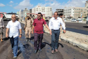 مدير عام المنصورة يتفقد أعمال السفلتة بمشروع تحسين المساحة الترابية من شارع التسعين