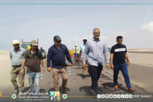 المهندس الماس يتفقد الأعمال في مشروع طريق العلم_ دوفس "يمين " في أبين