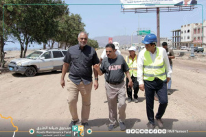 المهندس الماس يطلع على اعمال تأهيل طريق" جولة الرحاب _ كندين" في عدن