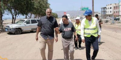 المهندس الماس يطلع على اعمال تأهيل طريق" جولة الرحاب _ كندين" في عدن