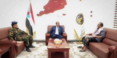 اللواء بن بريك يناقش الوضع الأمني في محافظة أبين 