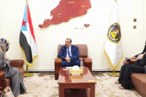 اللواء بن بريك يطلع على نشاط مؤسستي نور السلام وأسرتي لرعاية الطفل والأسرة