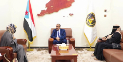 اللواء بن بريك يطلع على نشاط مؤسستي نور السلام وأسرتي لرعاية الطفل والأسرة