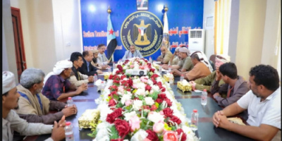 اللواء بن بريك يلتقي عدداً من مشايخ المنطقة الوسطى في محافظة أبين