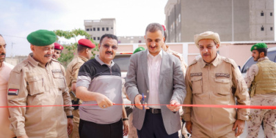 محافظ العاصمة عدن يفتتح مشروعين خدميين بمديرية المنصورة