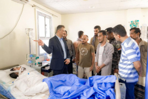 لملس يطمئن على الحالة الصحية للبائع الذي أضرم النار في جسده ويوجّه بسفره للخارج لاستكمال العلاج