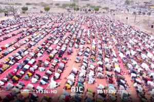 جموع المصلين يؤدون صلاة العيد في الشحر